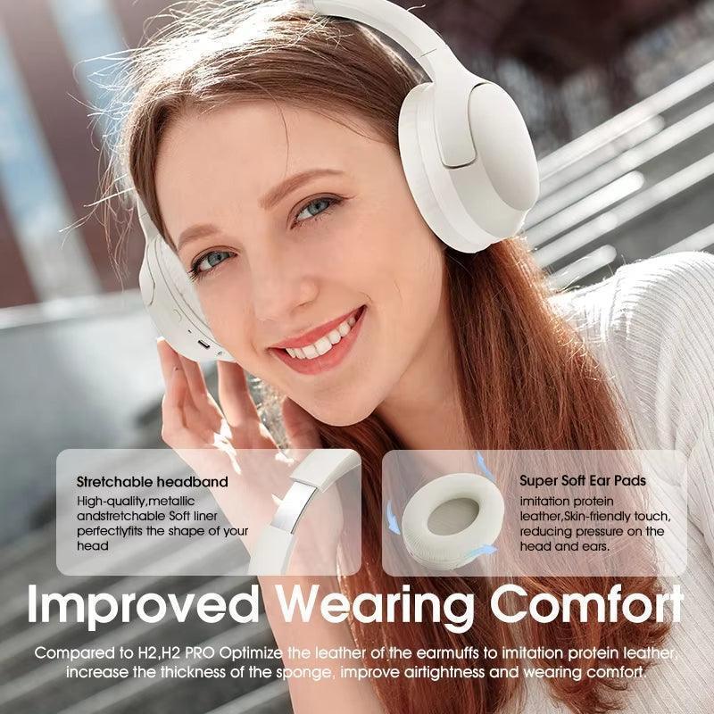 Auriculares QCY H2 Pro en color blanco que lleva la modelo, destacando la diadema elástica y las almohadillas supersuaves para una mayor comodidad