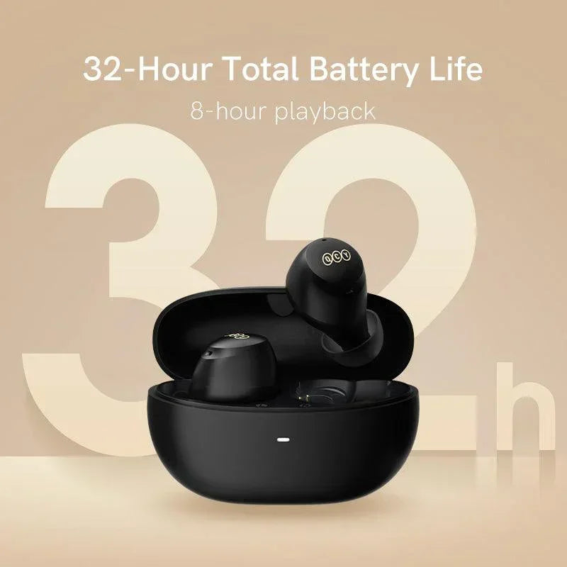 Auriculares QCY ArcBuds negros con duración total de batería de 32 horas y tiempo de reproducción única de 8 horas, mostrados sobre fondo beige.